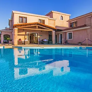 Hotel La Perla, Àrbatax